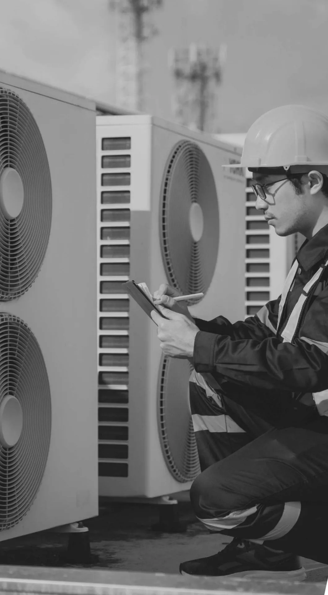 Técnico de FC Arquitectura revisando equipos de aire acondicionado