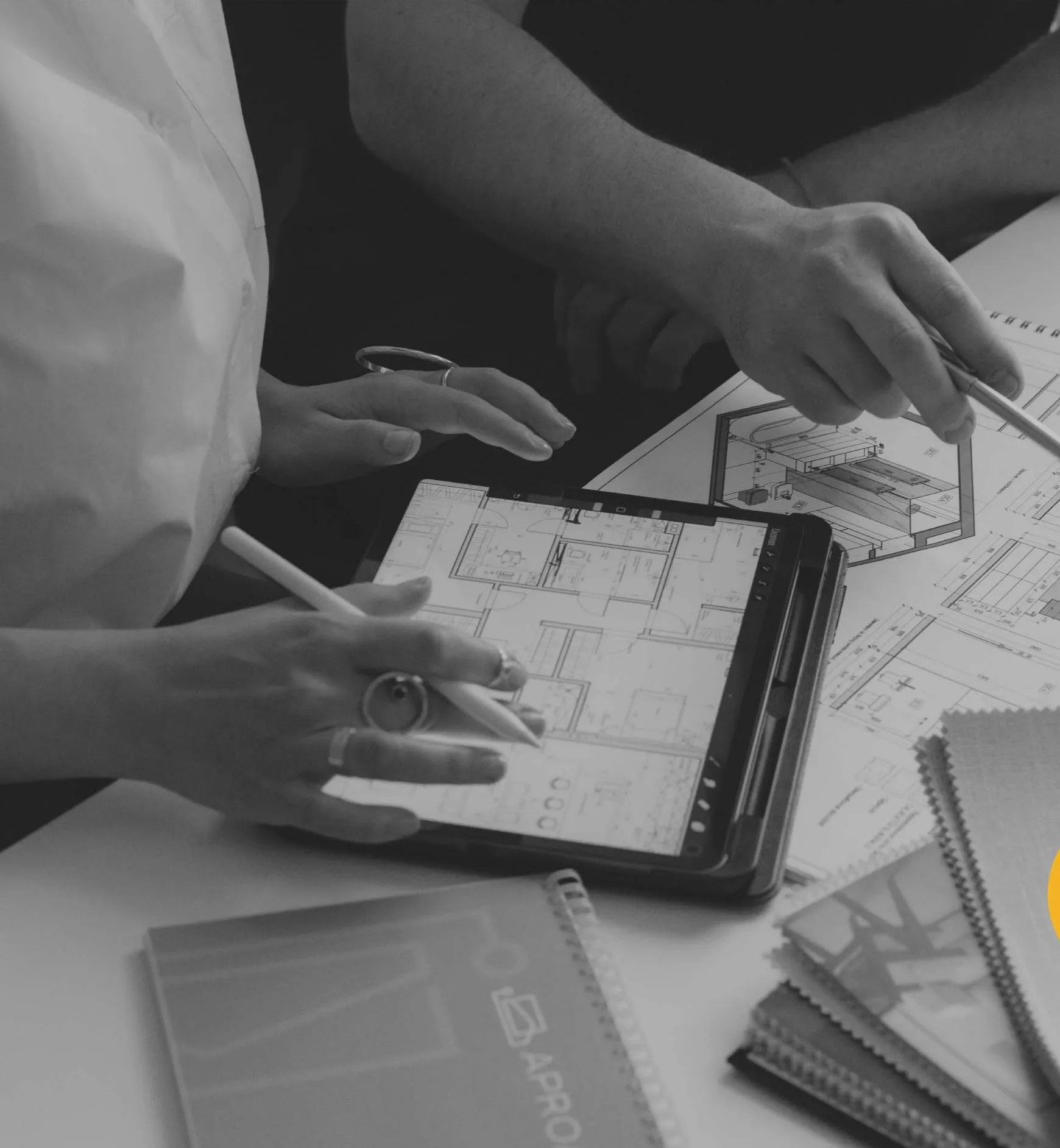 Profesionales de FC Arquitectura revisando planos en una tablet